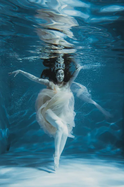 Een Meisje Met Lang Donker Haar Zwemt Onder Water Een — Stockfoto