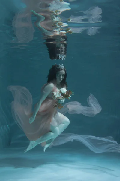 Una Chica Con Pelo Largo Oscuro Nada Bajo Agua Vestido — Foto de Stock