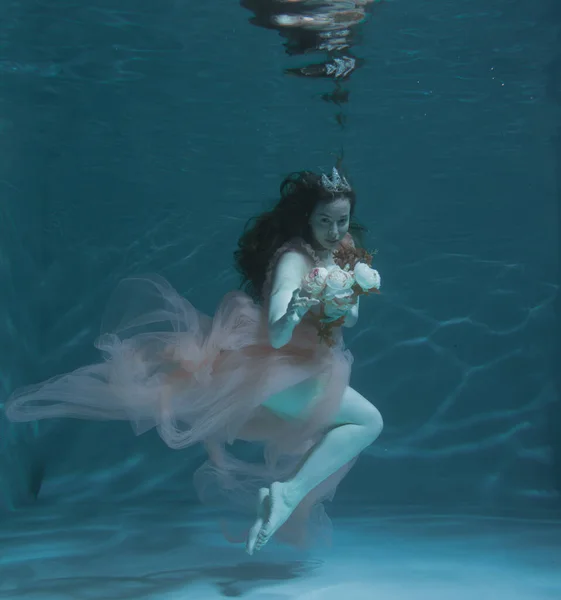 Ένα Κορίτσι Μακριά Σκούρα Μαλλιά Κολυμπάει Κάτω Από Νερό Ένα — Φωτογραφία Αρχείου