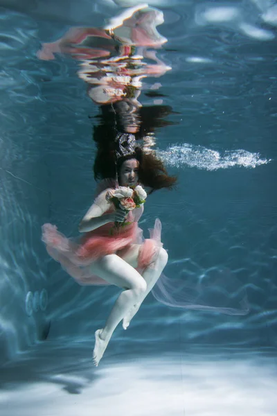 Uzun Siyah Saçlı Bir Kız Pembe Bir Elbiseyle Suyun Altında — Stok fotoğraf