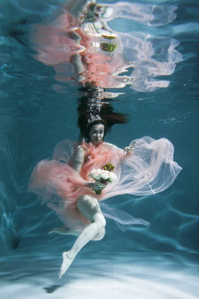 Uma Menina Com Cabelos Longos Escuros Nada Debaixo Água Vestido — Fotografia de Stock