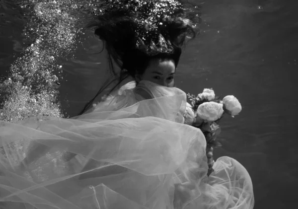 Een Meisje Met Lang Donker Haar Zwemt Onder Water Een — Stockfoto