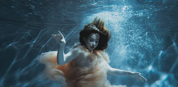 Een Meisje Met Lang Donker Haar Zwemt Onder Water Een — Stockfoto