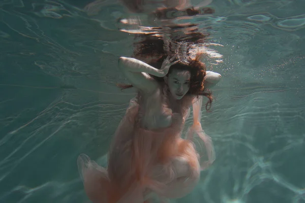 Dziewczyna Długimi Ciemnymi Włosami Pływa Pod Wodą Różowej Sukience Koroną — Zdjęcie stockowe