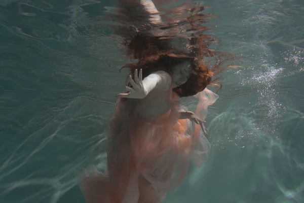 Девушка Длинными Темными Волосами Плавает Водой Розовом Платье Короной Голове — стоковое фото