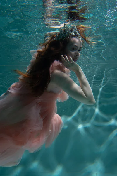 Une Fille Aux Longs Cheveux Foncés Nage Sous Eau Dans — Photo