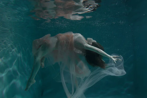 Dziewczyna Długimi Ciemnymi Włosami Pływa Pod Wodą Różowej Sukience Koroną — Zdjęcie stockowe