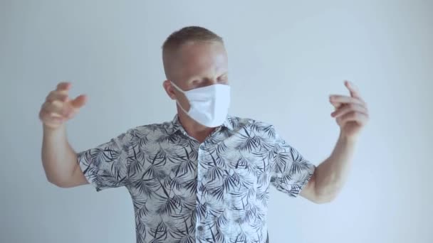 Der Junge Mann Wehrt Sich Gegen Das Coronavirus Und Andere — Stockvideo