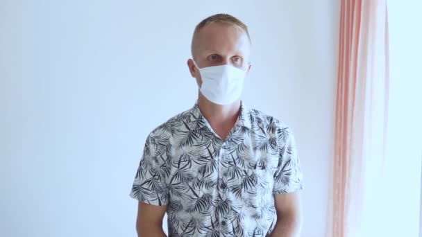 Fiatalember Megvédi Magát 2020 Vírus Koronavírus Más Fertőzések Ellen Maszkban — Stock videók