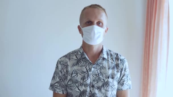 Fiatalember Megvédi Magát 2020 Vírus Koronavírus Más Fertőzések Ellen Maszkban — Stock videók