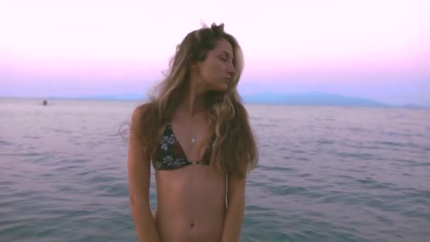 年轻的女孩在碧绿的大海中游泳 长发和身材纤细的模特 一个女人潜入水里流了出来平静 快乐和放松的概念 — 图库视频影像
