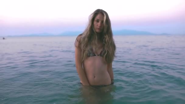 ターコイズブルーの海で美しくスリムで若い女の子が泳いでいます モデルのロングヘアと細身のフィギュア 女性が水中に潜り 飛び跳ねる 穏やかな幸福とリラックスの概念 — ストック動画