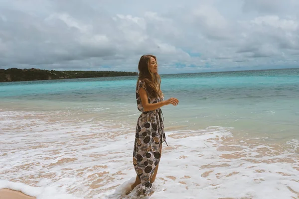 Piękna Młoda Dziewczyna Sukience Pozowanie Brzegu Oceanu Morza Niebieskimi Falami — Zdjęcie stockowe