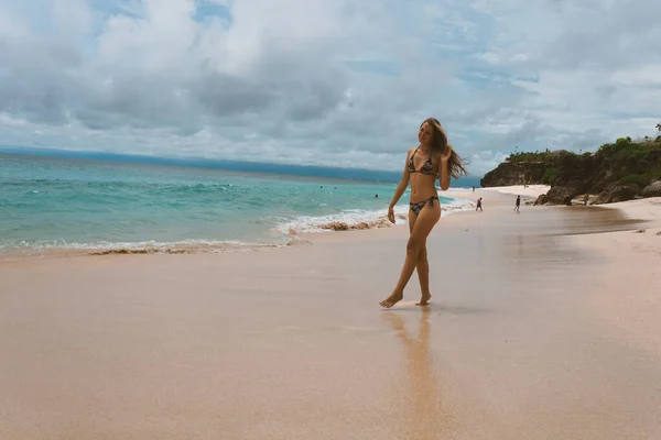 Piękna Młoda Dziewczyna Stroju Kąpielowym Pozująca Oceanie Morzu Niebieskimi Falami — Zdjęcie stockowe