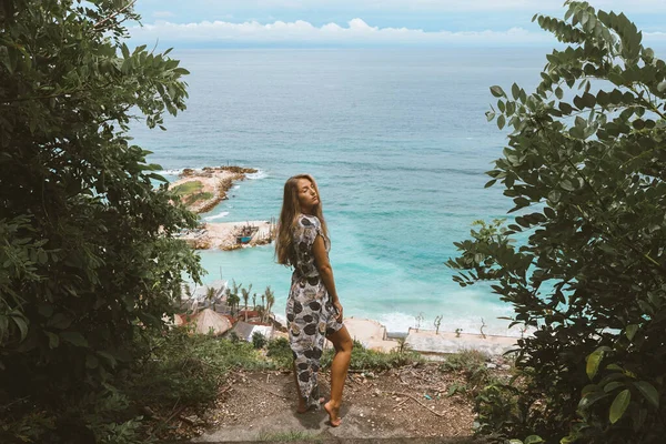 Menina Bonita Jovem Vestido Posando Costa Oceano Mar Com Ondas — Fotografia de Stock