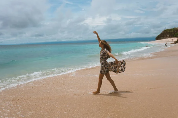 Menina Bonita Jovem Vestido Posando Costa Oceano Mar Com Ondas — Fotografia de Stock