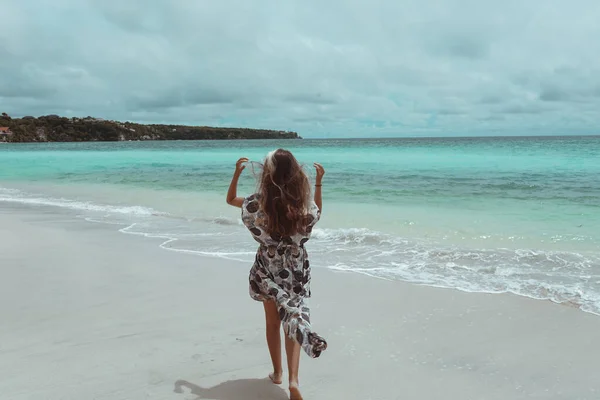 Beautiful Young Girl Dress Posing Shore Ocean Sea Blue Waves — Stock Photo, Image