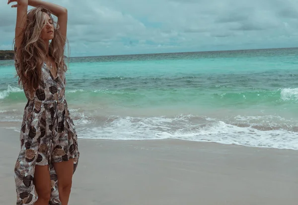 Menina Bonita Jovem Vestido Posando Costa Oceano Mar Com Ondas — Fotografia de Stock