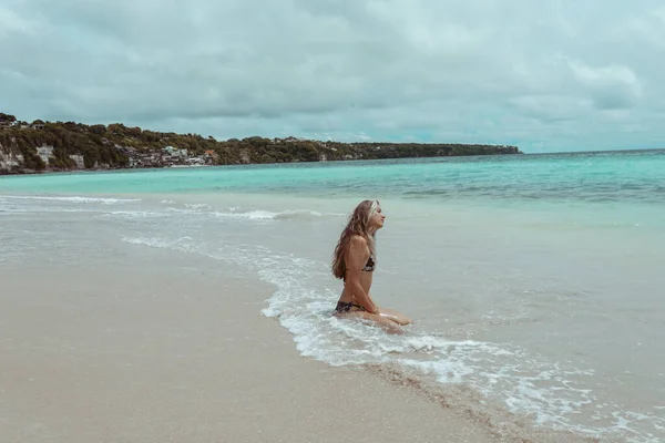 Menina Bonita Jovem Maiô Posando Oceano Mar Com Ondas Azuis — Fotografia de Stock