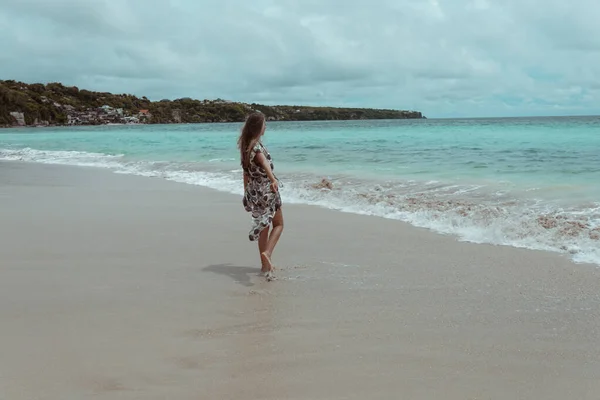 Menina Bonita Jovem Vestido Posando Costa Oceano Mar Com Ondas — Fotografia de Stock