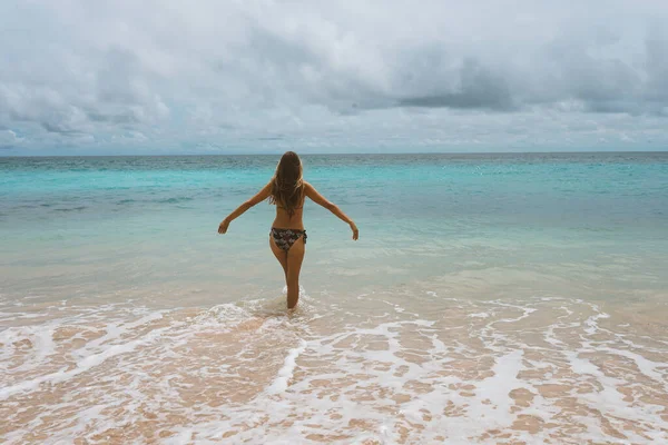 Bella Giovane Ragazza Costume Bagno Posa Sull Oceano Sul Mare — Foto Stock