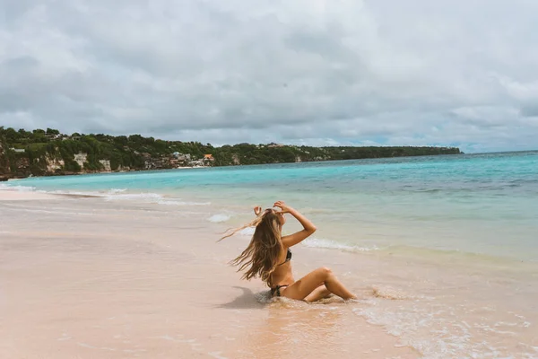 Menina Bonita Jovem Maiô Posando Oceano Mar Com Ondas Azuis — Fotografia de Stock