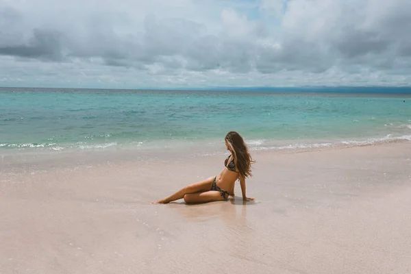 Piękna Młoda Dziewczyna Stroju Kąpielowym Pozująca Oceanie Morzu Niebieskimi Falami — Zdjęcie stockowe