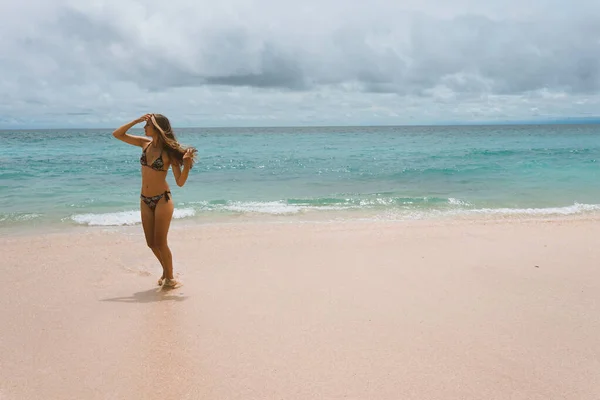 Menina Bonita Jovem Maiô Posando Oceano Mar Com Ondas Azuis — Fotografia de Stock