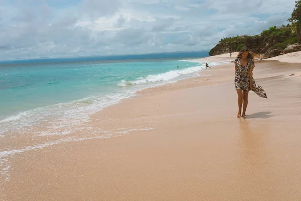 Menina Bonita Jovem Vestido Posando Costa Oceano Mar Com Ondas — Fotografia de Stock