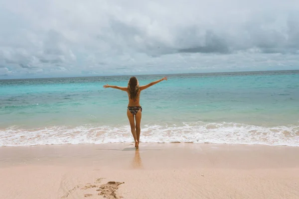 Menina Bonita Jovem Maiô Posando Oceano Mar Com Ondas Azuis — Fotografia de Stock