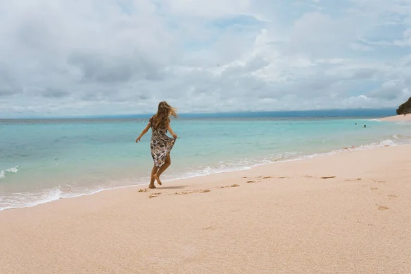 青い波で海と海の海岸にポーズをドレスで美しく 若い女の子 ロングドレスモデルやファッションポージングの女性 バリ島でリラックスしてリラックスしてください — ストック写真