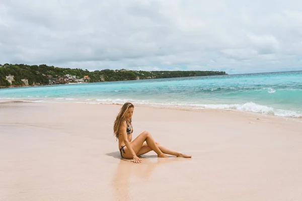 Beautiful Young Girl Swimsuit Posing Ocean Sea Blue Waves Woman — Stock Photo, Image