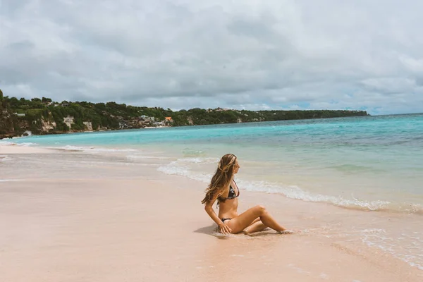 Schöne Und Junge Mädchen Einem Badeanzug Posieren Auf Dem Ozean — Stockfoto