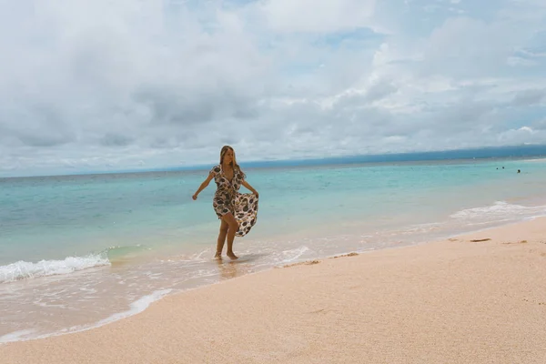 Beautiful Young Girl Dress Posing Shore Ocean Sea Blue Waves — Stock Photo, Image