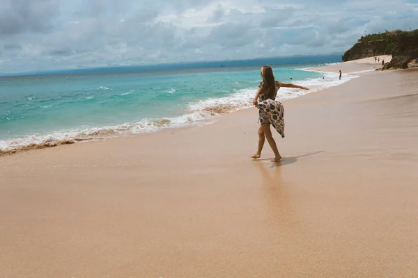 Menina Bonita Jovem Vestido Posando Costa Oceano Mar Com Ondas — Fotografia de Stock