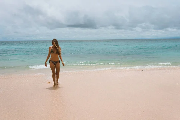 Menina Bonita Jovem Maiô Posando Oceano Mar Com Ondas Azuis — Fotografia de Stock