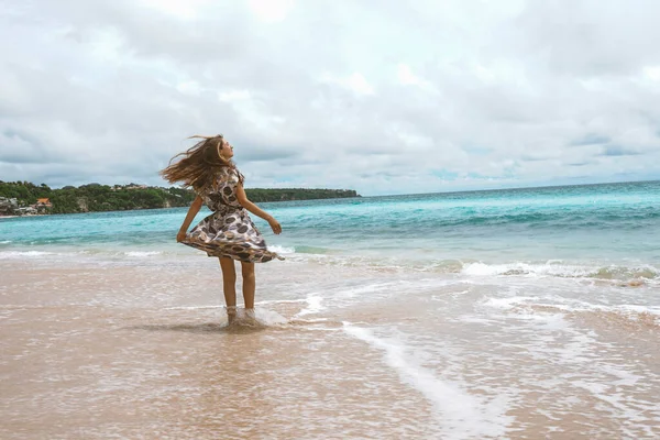 Menina Bonita Jovem Vestido Posando Costa Oceano Mar Com Ondas — Fotografia de Stock