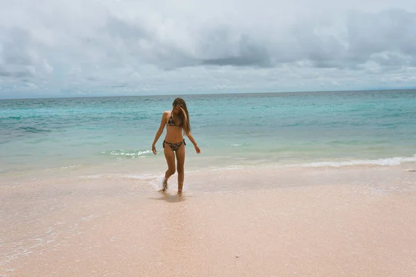 Krásná Mladá Dívka Plavkách Pózuje Oceánu Moři Modrými Vlnami Žena — Stock fotografie