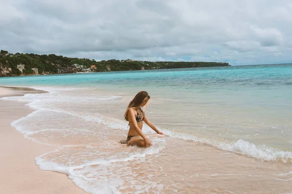Gyönyörű Fiatal Lány Fürdőruhában Pózol Óceánon Tengeren Kék Hullámokkal Fürdőruhás — Stock Fotó
