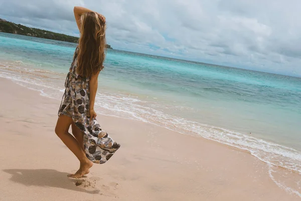 Krásná Mladá Dívka Šatech Pózuje Břehu Oceánu Moře Modrými Vlnami — Stock fotografie