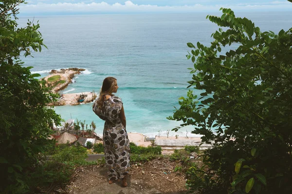 Krásná Mladá Dívka Šatech Pózuje Břehu Oceánu Moře Modrými Vlnami — Stock fotografie