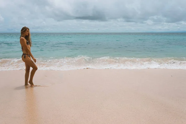 Krásná Mladá Dívka Plavkách Pózuje Oceánu Moři Modrými Vlnami Žena — Stock fotografie