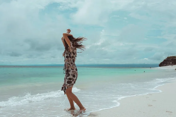 Menina Bonita Jovem Vestido Posando Costa Oceano Mar Com Ondas — Fotografia de Stock