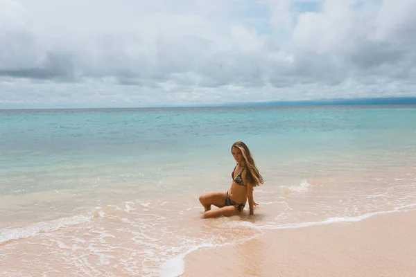 青い波と海と海の上にポーズを水着で美しく若い女の子 水着モデルやファッションポージングの女 バリ島でリラックスしてリラックスしてください — ストック写真