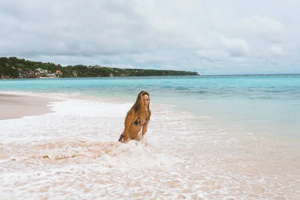 Bella Giovane Ragazza Costume Bagno Posa Sull Oceano Sul Mare — Foto Stock