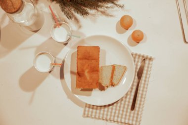 Şekerleme - natürmort. Kurabiyeler, fırın ürünleri, mandalinalar, yumurtalar. Tatlı ve tatlı pişiriyorum. Şeker ve kafe. Çöreğe kahve ya da çay. Yiyeceklerle yaşam