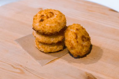 Şekerleme - natürmort. Kurabiyeler, fırın ürünleri, mandalinalar, yumurtalar. Tatlı ve tatlı pişiriyorum. Şeker ve kafe. Çöreğe kahve ya da çay. Yiyeceklerle yaşam