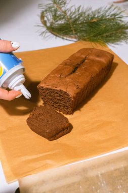 Şekerleme - natürmort. Kurabiyeler, fırın ürünleri, mandalinalar, yumurtalar. Tatlı ve tatlı pişiriyorum. Şeker ve kafe. Çöreğe kahve ya da çay. Yiyeceklerle yaşam