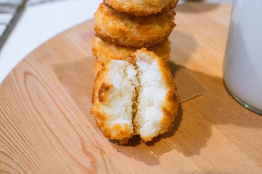 Şekerleme - natürmort. Kurabiyeler, fırın ürünleri, mandalinalar, yumurtalar. Tatlı ve tatlı pişiriyorum. Şeker ve kafe. Çöreğe kahve ya da çay. Yiyeceklerle yaşam