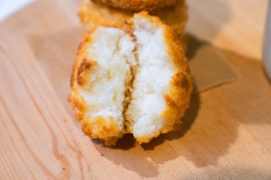 Şekerleme - natürmort. Kurabiyeler, fırın ürünleri, mandalinalar, yumurtalar. Tatlı ve tatlı pişiriyorum. Şeker ve kafe. Çöreğe kahve ya da çay. Yiyeceklerle yaşam